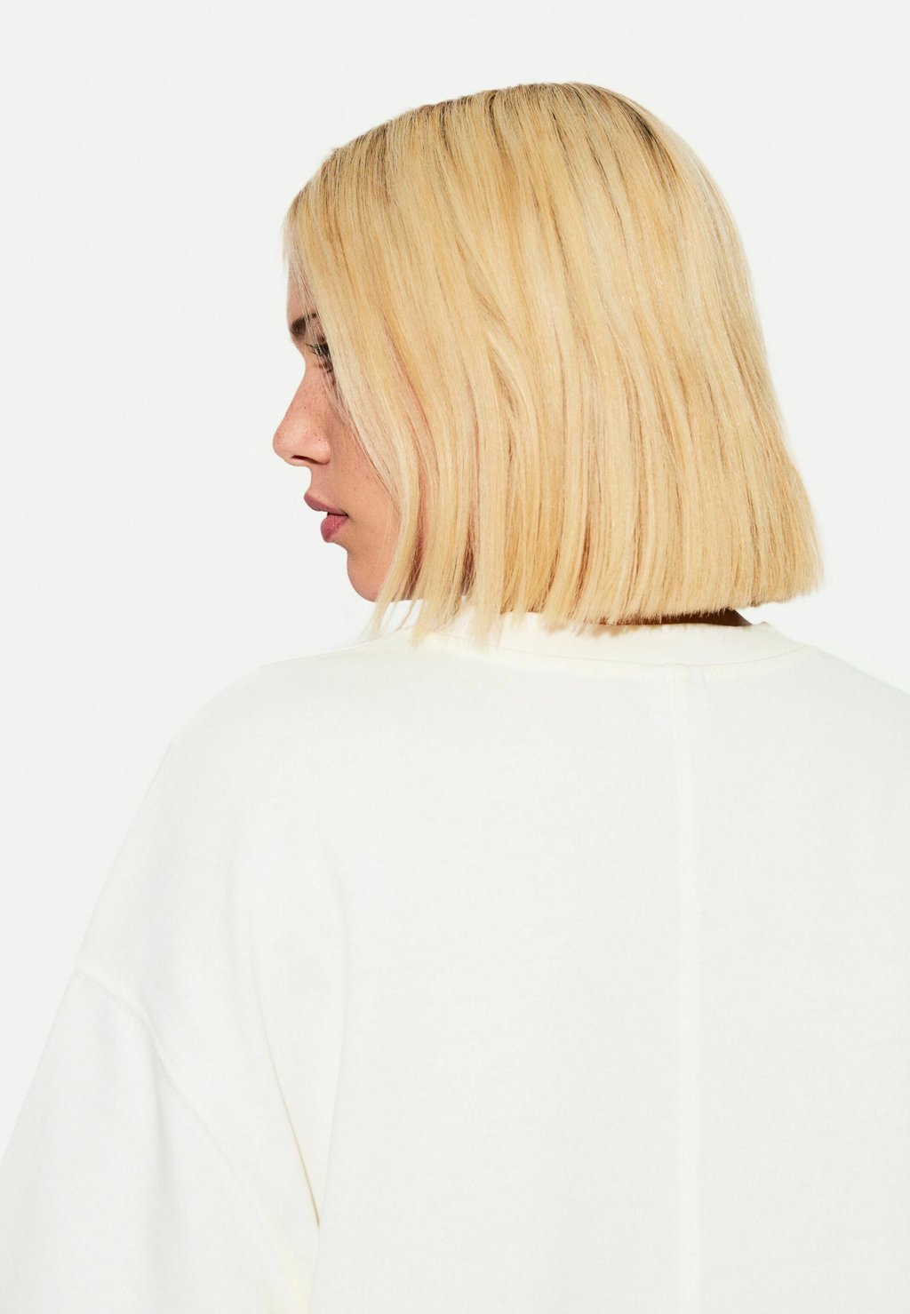 Базовая футболка HEAVY BOXY FIT SHORT SLEEVE Bershka, белый
Базовая футболка HEAVY BOXY FIT SHORT SLEEVE Bershka, белый