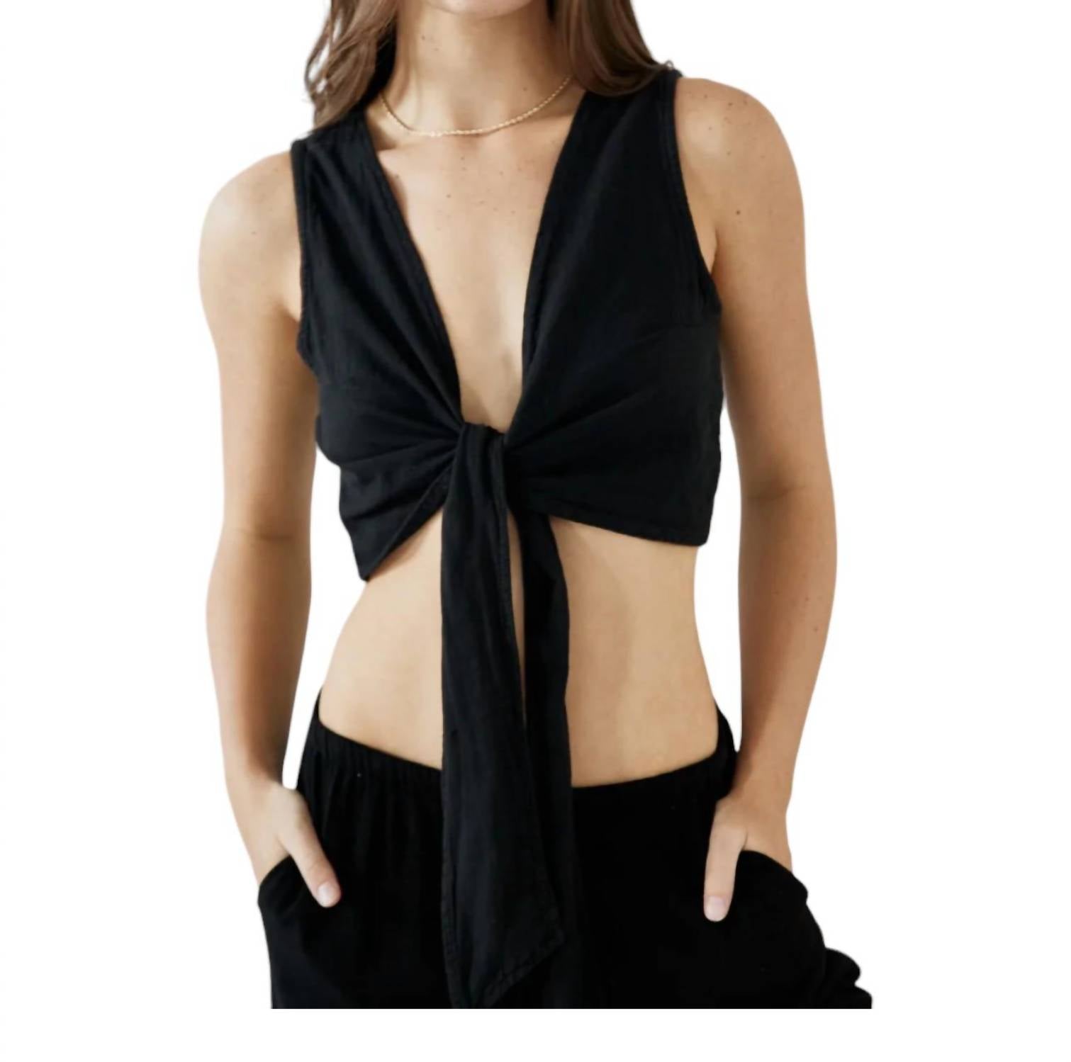 Укороченный топ без рукавов Lou Knot Front черного цвета Blanco BY NATURE 
Укороченный топ без рукавов Lou Knot Front черного цвета Blanco BY NATURE