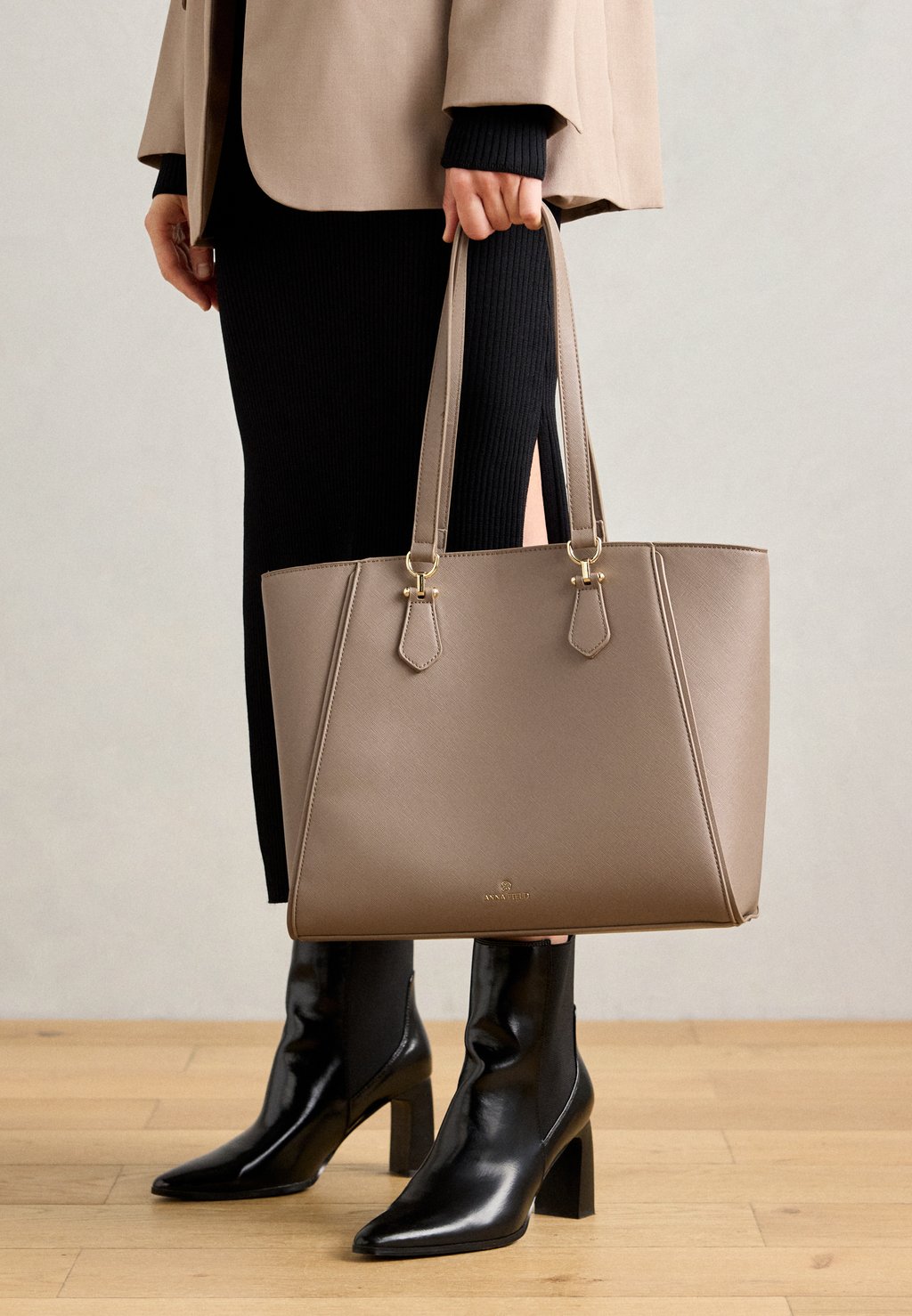 Сумка-тоут SET Anna Field, серо-коричневый
Сумка-тоут SET Anna Field, серо-коричневый