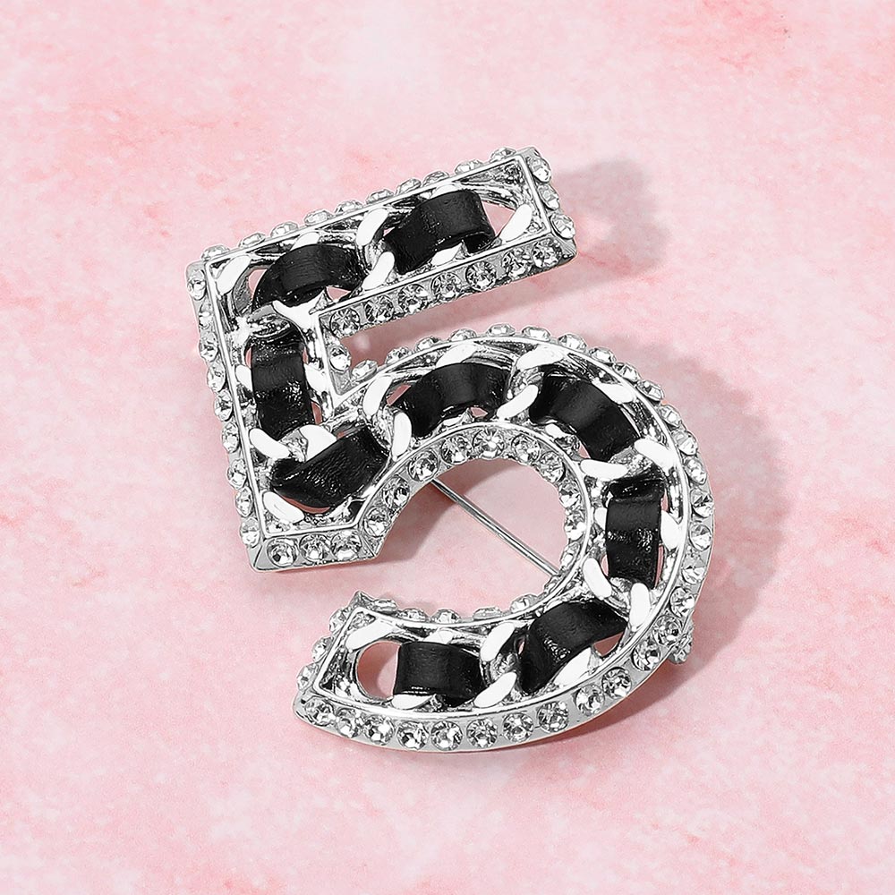 Брошь с цифрой пять, обрамленная стразами, из искусственной кожи, с резьбой Fashnzfab, Black, Rhodium
Брошь с цифрой пять, обрамленная стразами, из искусственной кожи, с резьбой Fashnzfab, Black, Rhodium