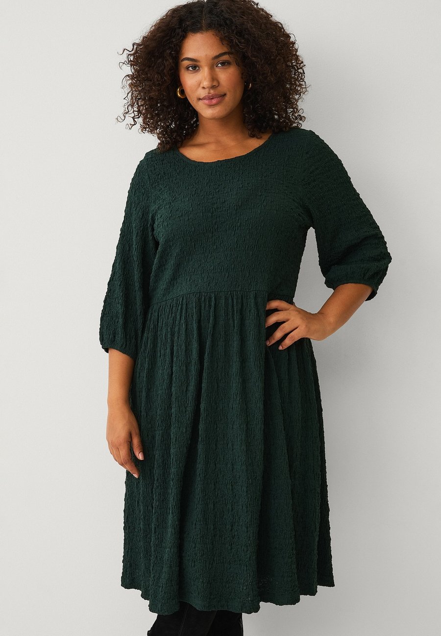 Платье Ellos Plus collection GEKNITTERTES, Dunkelgrün/Dark Green
Платье Ellos Plus collection GEKNITTERTES, Dunkelgrün/Dark Green