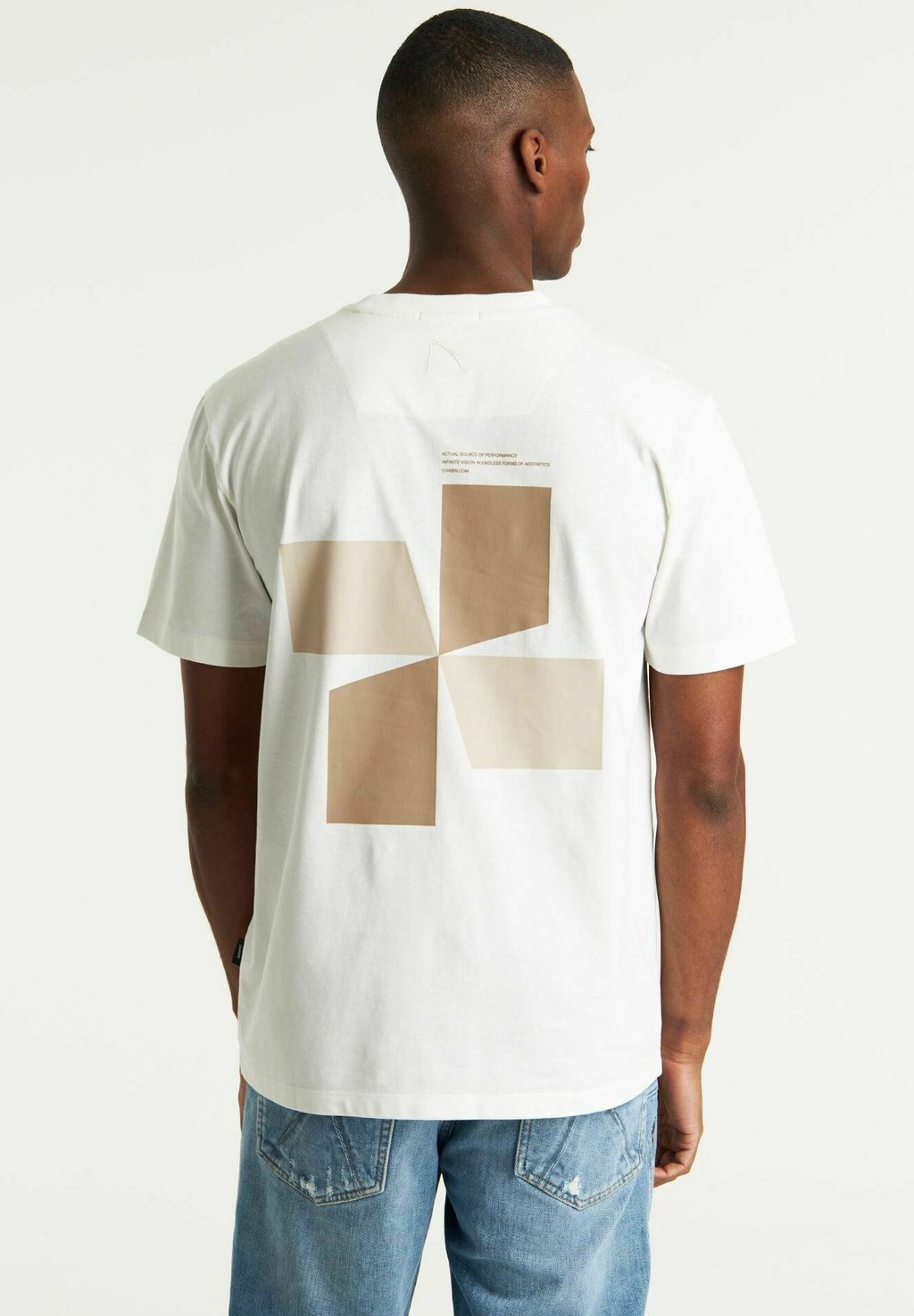 Футболка с принтом KORE CHASIN', кремовый
Футболка с принтом KORE CHASIN', кремовый