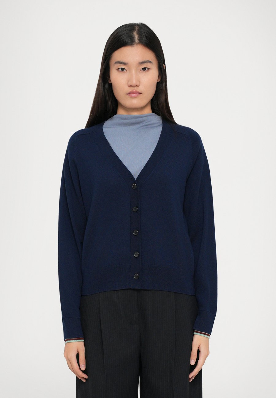 Кардиган PS Paul Smith WOMENS CARDI BUTTON THRU, Blue/Dark Blue
Кардиган PS Paul Smith WOMENS CARDI BUTTON THRU, Blue/Dark Blue