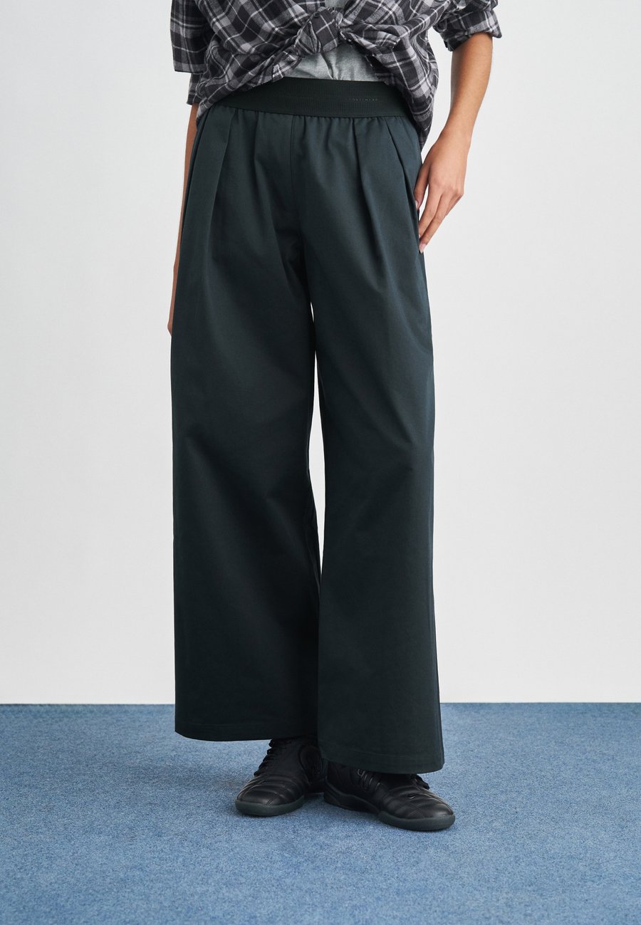 Брюки Nike Sportswear TROUSER, Black
Брюки Nike Sportswear TROUSER, Black