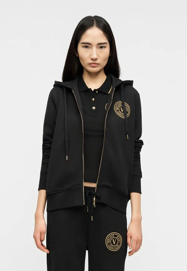 Толстовка с капюшоном Versace Jeans Couture, Black/Gold-Colored, Черный, Толстовка с капюшоном Versace Jeans Couture, Black/Gold-Colored
Толстовка с капюшоном Versace Jeans Couture, Black/Gold-Colored, Черный, Толстовка с капюшоном Versace Jeans Couture, Black/Gold-Colored