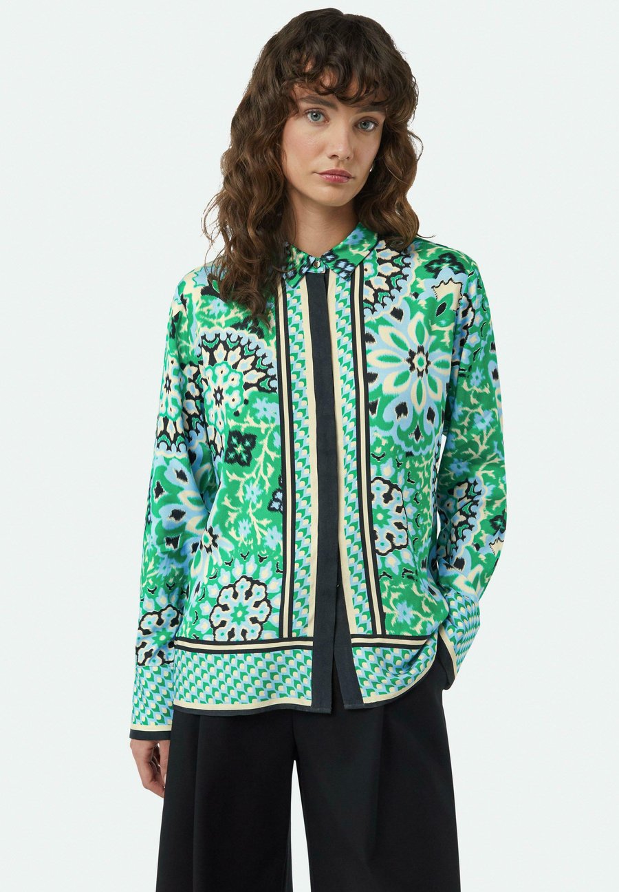 Блуза comma FLIESSENDE MIT VERDECKTER KNOPFLEISTE UND ABSTRAKTER MUSTERUNG, Smaragd/Green
Блуза comma FLIESSENDE MIT VERDECKTER KNOPFLEISTE UND ABSTRAKTER MUSTERUNG, Smaragd/Green