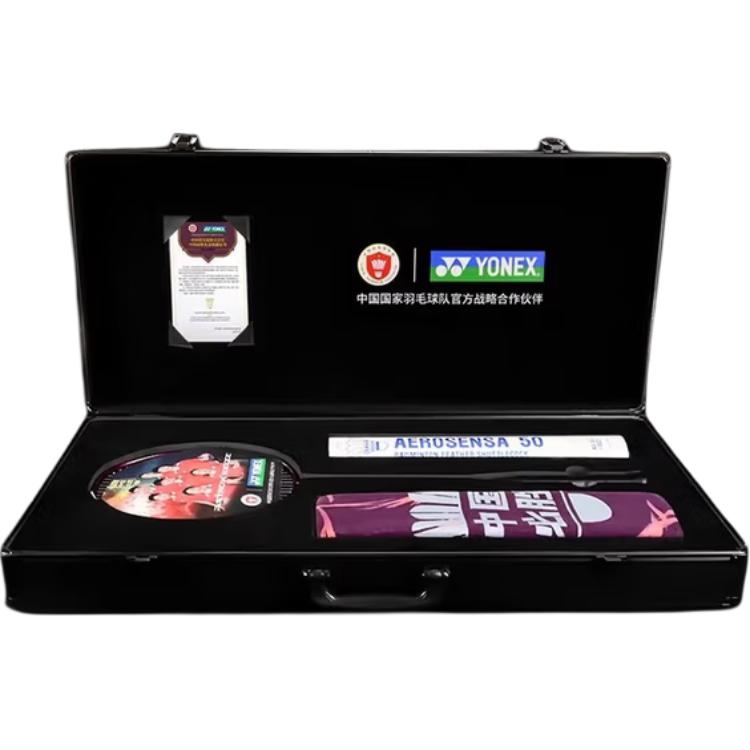 YONEX Полноуглеродная бадминтонная ракетка атакующего типа с утяжеленной головкой, жесткий стержень, продвинутый уровень, унисекс, красный черный
YONEX Полноуглеродная бадминтонная ракетка атакующего типа с утяжеленной головкой, жесткий стержень, продвинутый уровень, унисекс, красный черный