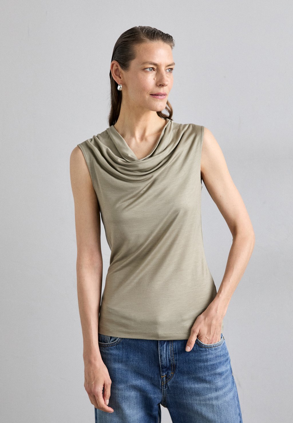 Топ JELA Tiger of Sweden, серый
Топ JELA Tiger of Sweden, серый