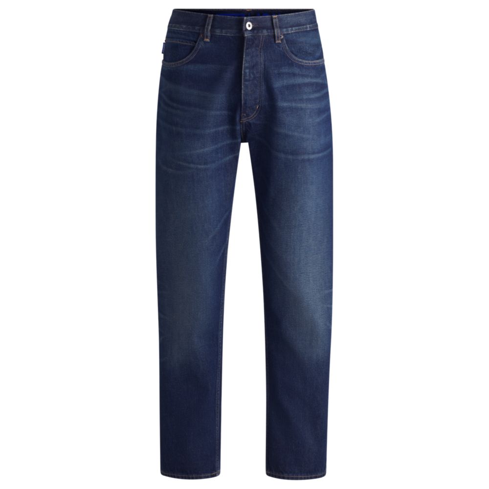 Джинсы прямого кроя из темно-синего денима с эффектом потертости HUGO
Джинсы прямого кроя из темно-синего денима с эффектом потертости HUGO