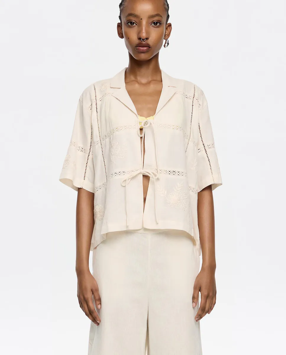 Женская рубашка с бантами и вышивкой Bimba y Lola, бежевый
Женская рубашка с бантами и вышивкой Bimba y Lola, бежевый