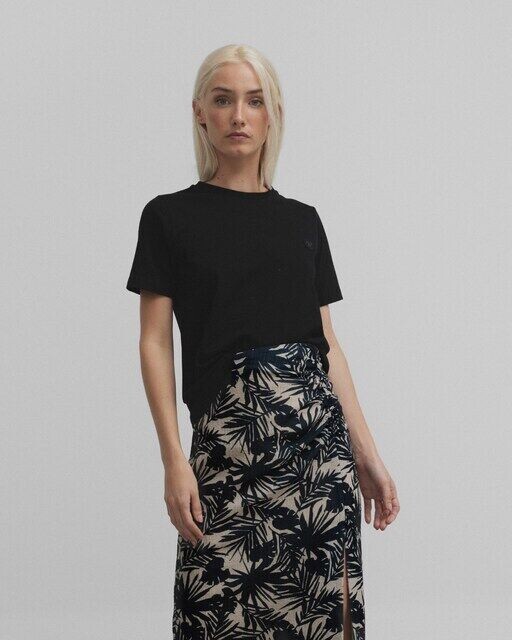 Женская однотонная футболка с короткими рукавами Silbon, черный
Женская однотонная футболка с короткими рукавами Silbon, черный