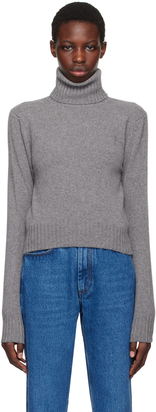 Серая водолазка в тон Ami de Cœur AMI Paris
Серая водолазка в тон Ami de Cœur AMI Paris