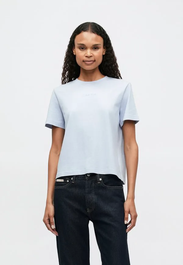 Классическая футболка с логотипом и базовым дизайном. Calvin Klein, Casual Blue, Синий, Классическая футболка с логотипом и базовым дизайном. Calvin Klein, Casual Blue
Классическая футболка с логотипом и базовым дизайном. Calvin Klein, Casual Blue, Синий, Классическая футболка с логотипом и базовым дизайном. Calvin Klein, Casual Blue
