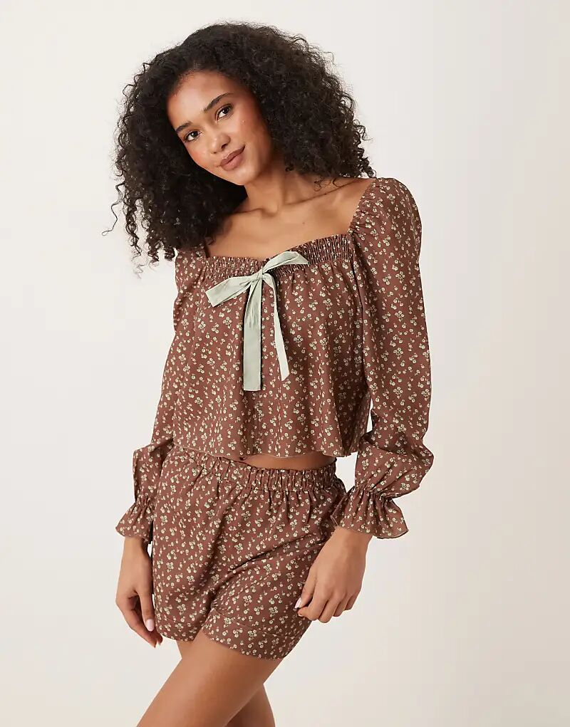 Гламурный пижамный комплект коричневого цвета с мелким цветочным принтом
Гламурный пижамный комплект коричневого цвета с мелким цветочным принтом