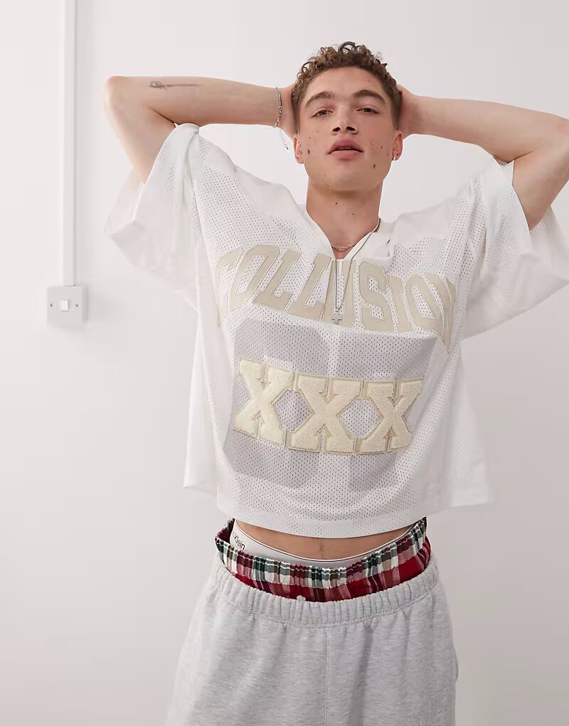 Футболка свободного кроя COLLUSION цвета экрю с принтом и аппликацией
Футболка свободного кроя COLLUSION цвета экрю с принтом и аппликацией