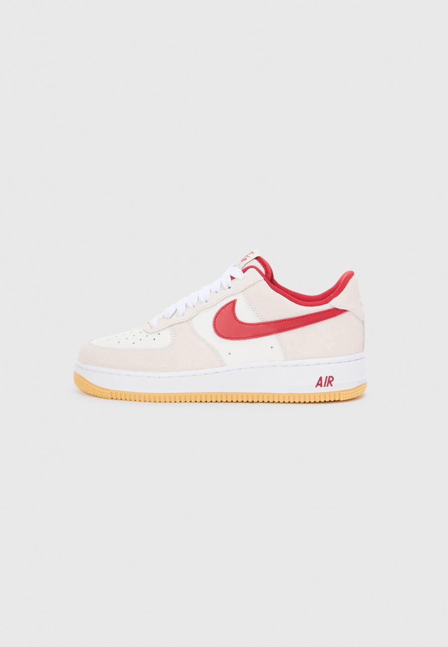 Кроссовки Nike Sportswear AIR FORCE 1 , Summit White/Varsity Red/White/Gum Yellow/White
Кроссовки Nike Sportswear AIR FORCE 1 , Summit White/Varsity Red/White/Gum Yellow/White