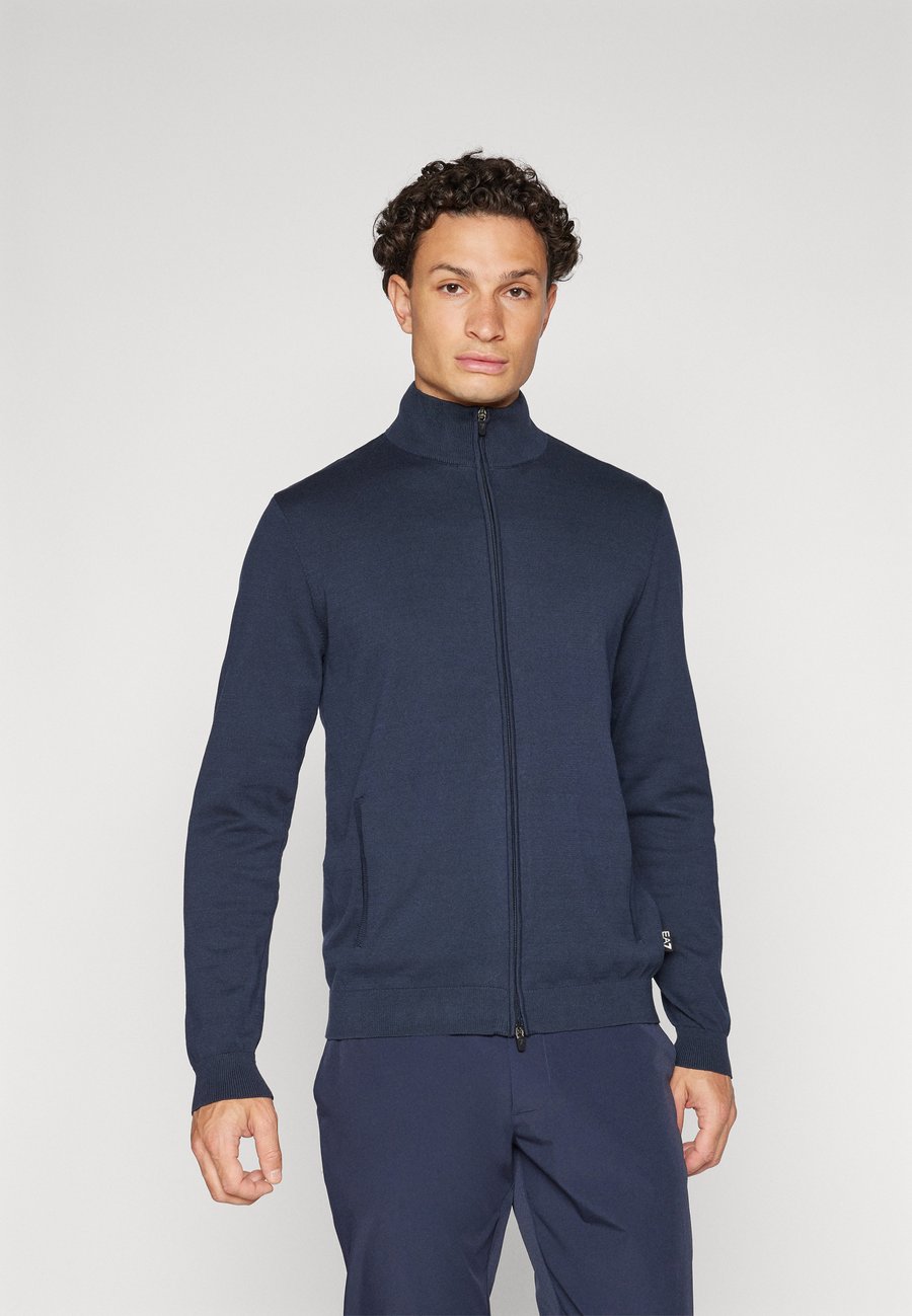 Толстовка EA7 Emporio Armani GOLF PRO CARDIGAN, Armani Blue/Blue
Толстовка EA7 Emporio Armani GOLF PRO CARDIGAN, Armani Blue/Blue