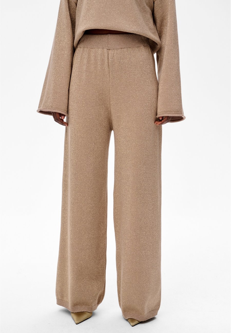 Брюки blue shadow MARIOT, Gold/Gold-Coloured
Брюки blue shadow MARIOT, Gold/Gold-Coloured