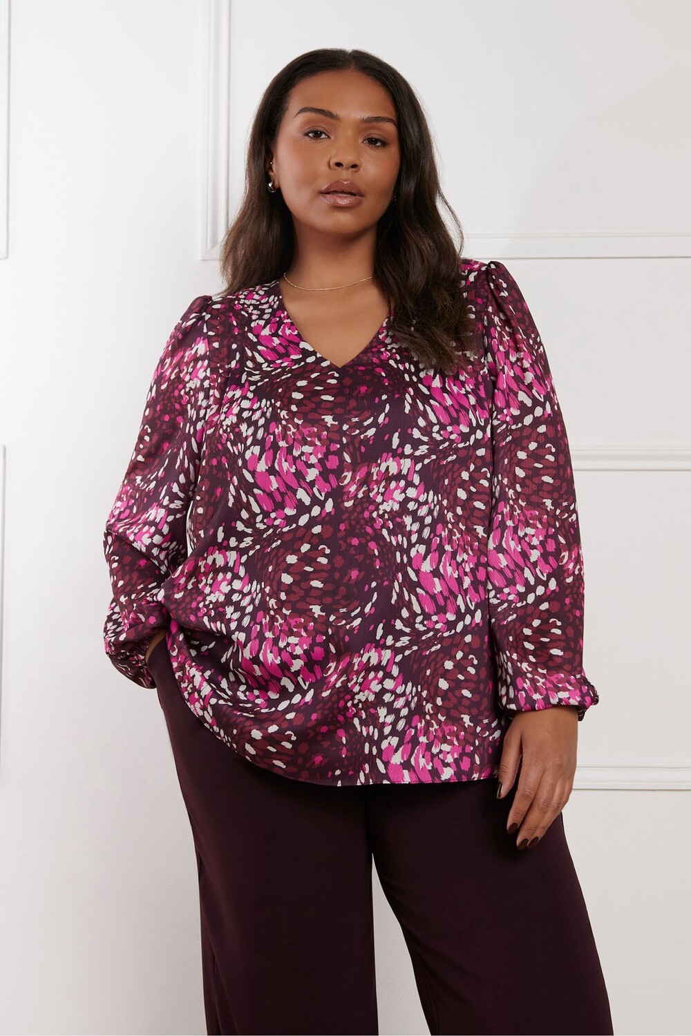 Блузка Curve с абстрактным принтом, V образным вырезом и складками спереди Live Unlimited, розовый
Блузка Curve с абстрактным принтом, V образным вырезом и складками спереди Live Unlimited, розовый