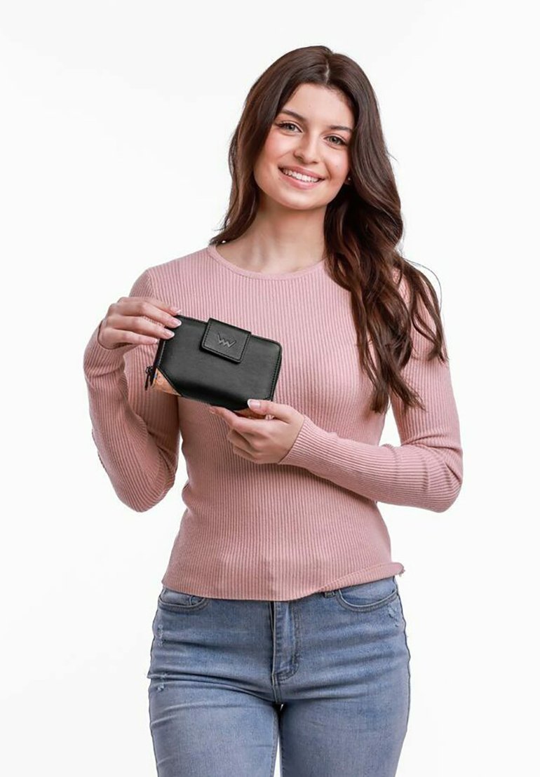 Кошелек SKELLY MIDDLE VUCH, черный
Кошелек SKELLY MIDDLE VUCH, черный