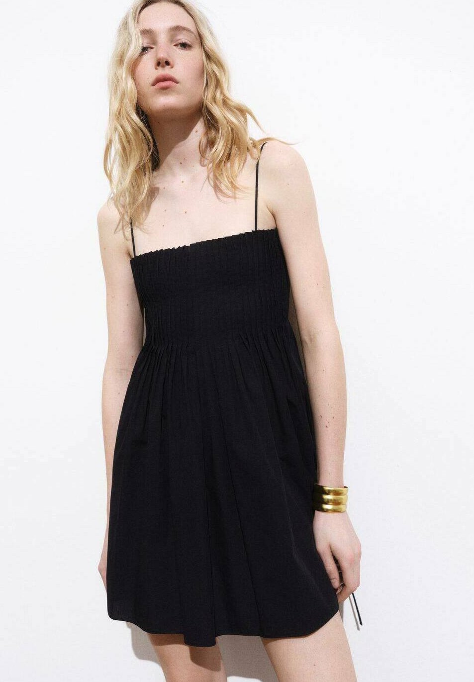 Повседневное платье SHORT WITH PLEATS Mango, черный
Повседневное платье SHORT WITH PLEATS Mango, черный