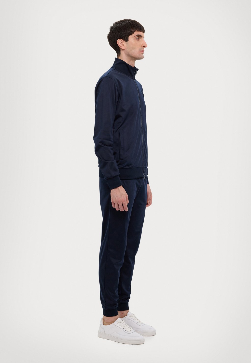 Спортивный костюм EA7 Emporio Armani, темно-синий
Спортивный костюм EA7 Emporio Armani, темно-синий