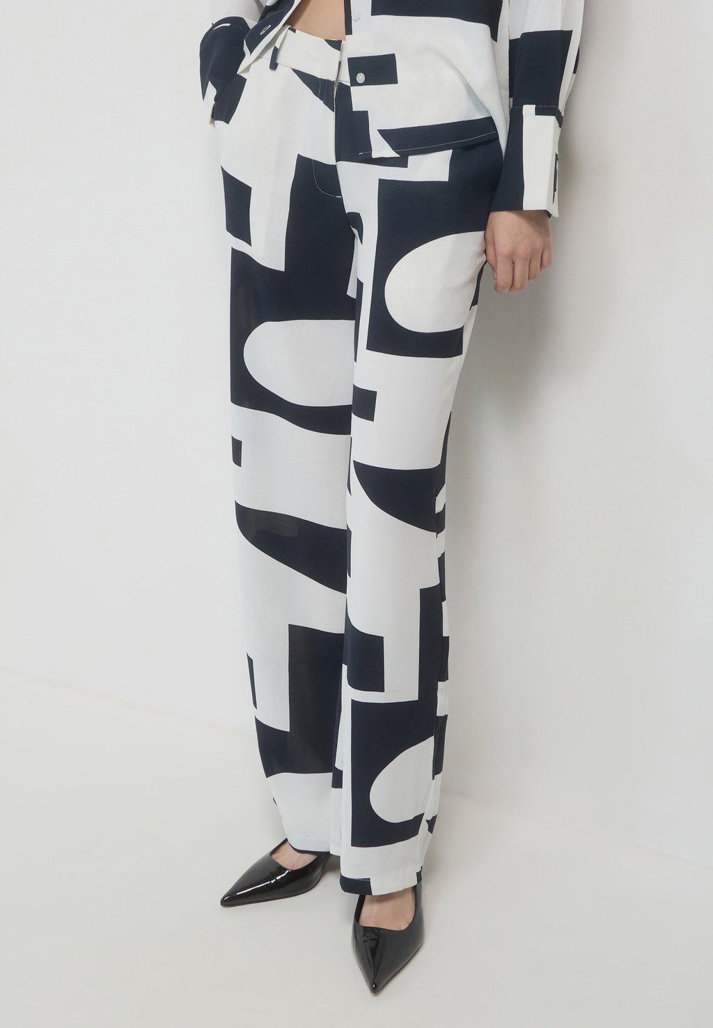 Брюки PALAZZO STAMPA LETTERING Calliope, цвет Var Bianco Lana 
Брюки PALAZZO STAMPA LETTERING Calliope, цвет Var Bianco Lana