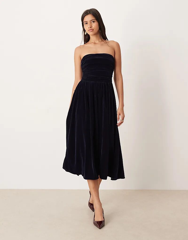 Платье-бандо миди от Nobody's Child Felicity темно-синего цвета с отделкой рюшами
Платье-бандо миди от Nobody's Child Felicity темно-синего цвета с отделкой рюшами