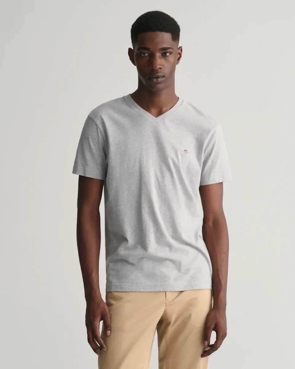 Футболка Gant "SLIM SHIELD V-NECK T-SHIRT" с небольшой вышивкой логотипа на груди, серый
Футболка Gant "SLIM SHIELD V-NECK T-SHIRT" с небольшой вышивкой логотипа на груди, серый