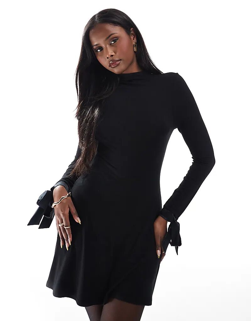 Атласное платье-клеш с высоким воротом и бантом черного цвета Miss Selfridge
Атласное платье-клеш с высоким воротом и бантом черного цвета Miss Selfridge