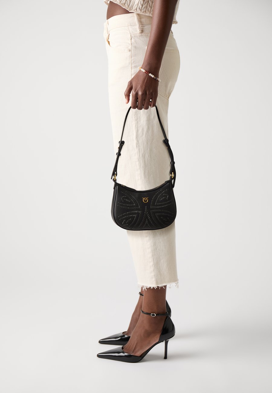 Сумка Pinko HALF MOON, Nero/Antique Gold-Coloured/Black
Сумка Pinko HALF MOON, Nero/Antique Gold-Coloured/Black