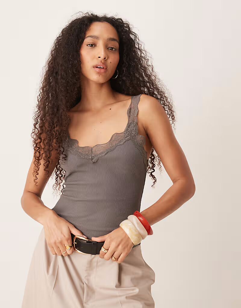 Топ из смеси хлопка манго с широкими бретелями и кружевной отделкой в грибном цвете Mango
Топ из смеси хлопка манго с широкими бретелями и кружевной отделкой в грибном цвете Mango