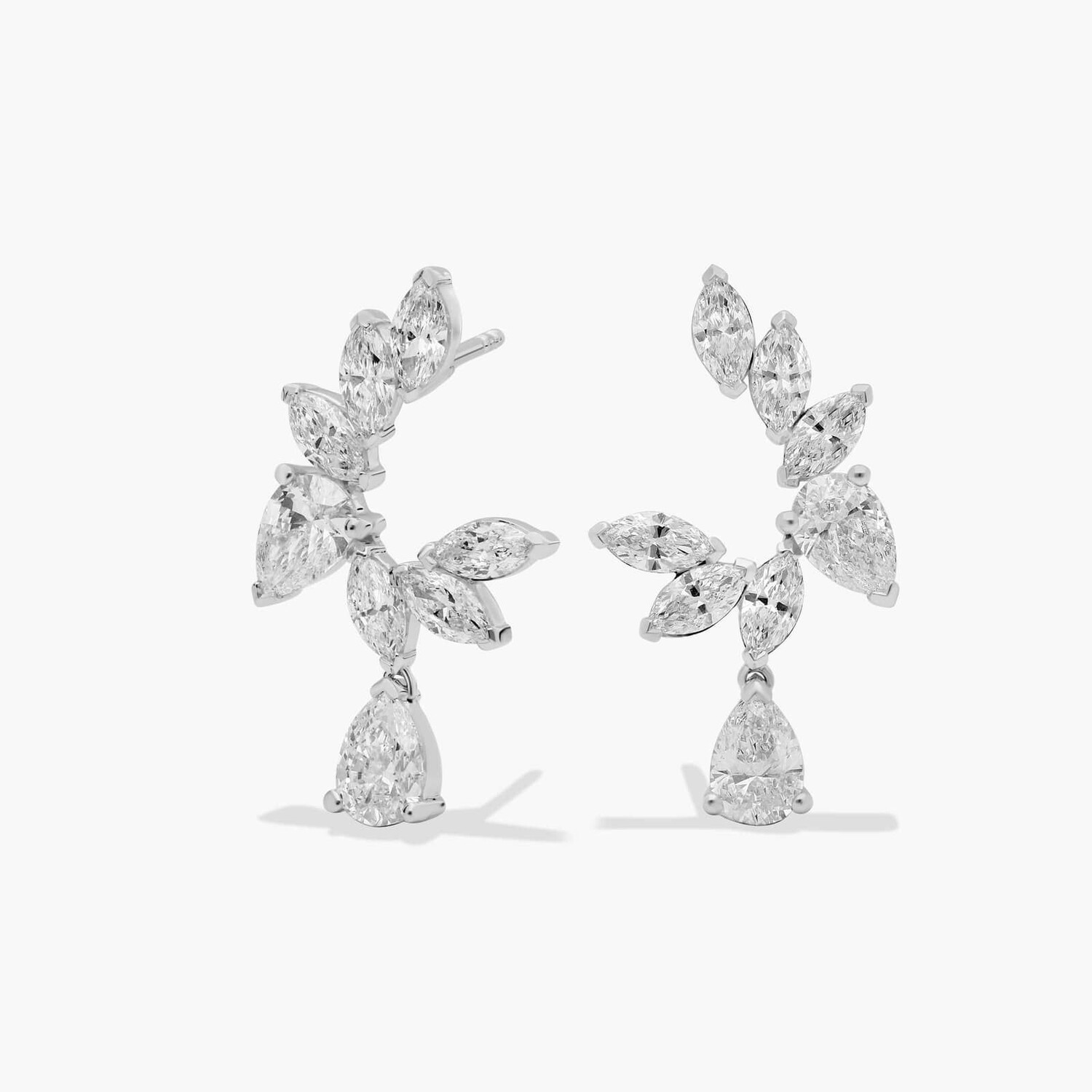 Серьги-кластеры из листьев с выращенными в лаборатории бриллиантами огранки «груша» и «маркиза» из белого золота 14 карат (3 1/2 карата). Blue Nile
Серьги-кластеры из листьев с выращенными в лаборатории бриллиантами огранки «груша» и «маркиза» из белого золота 14 карат (3 1/2 карата). Blue Nile