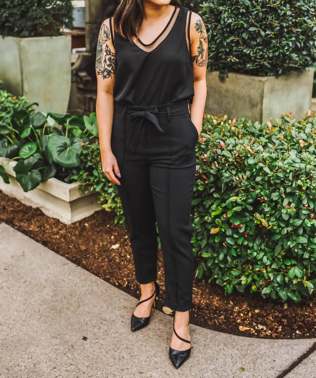 Майка с V-образным вырезом и сетчатой отделкой черного цвета Black Tape 
Майка с V-образным вырезом и сетчатой отделкой черного цвета Black Tape