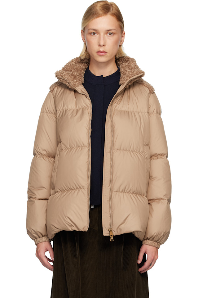 Moncler Бежевая короткая пуховая куртка esnaie с отделкой "мишка"
Moncler Бежевая короткая пуховая куртка esnaie с отделкой "мишка"