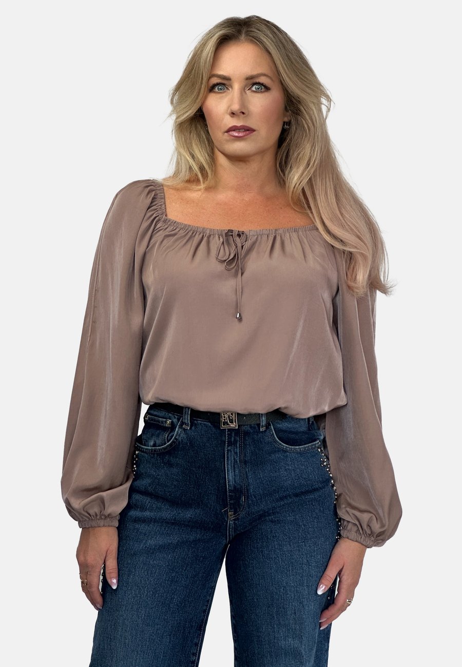 Блуза REGINA FASHION SQUARE NECK , Brown/Light Brown
Блуза REGINA FASHION SQUARE NECK , Brown/Light Brown