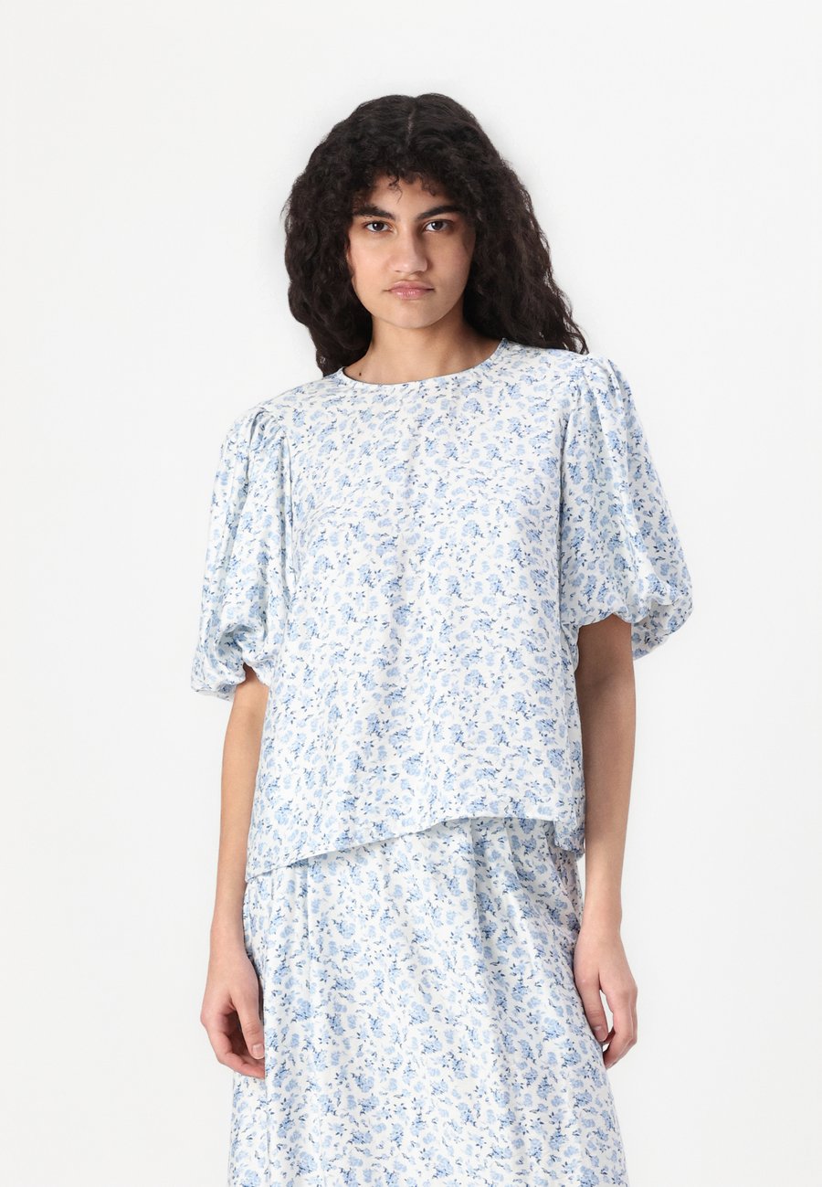 Блуза MSCH Copenhagen KARALYNN , Sky Way /White
Блуза MSCH Copenhagen KARALYNN , Sky Way /White