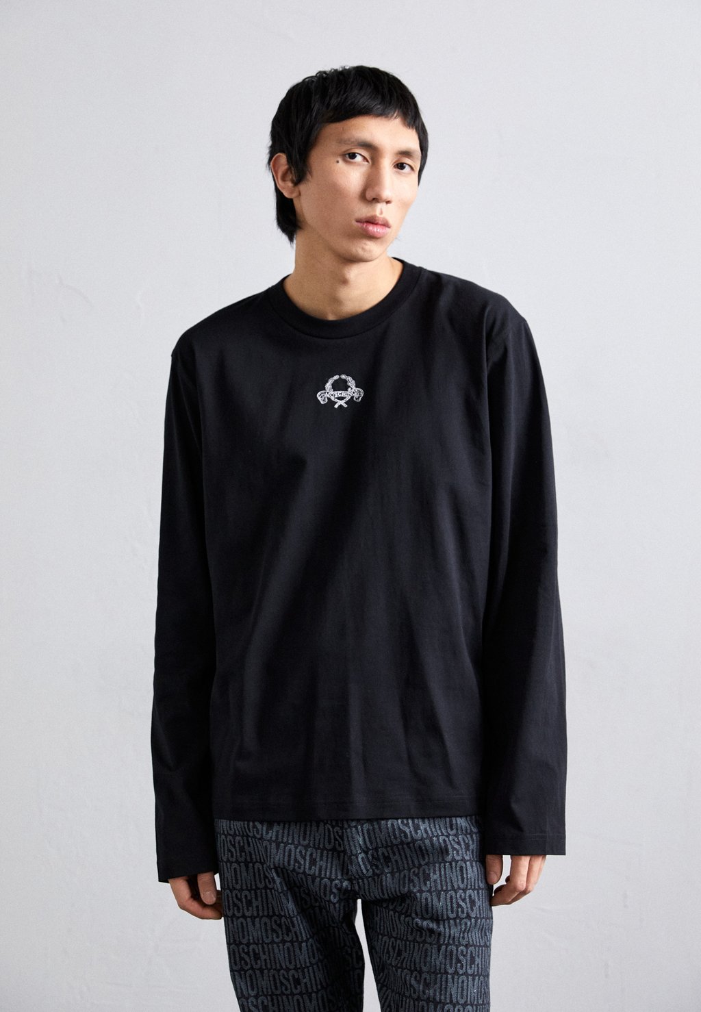 Топ с длинными рукавами LAUREL CROWN EMBLEM MOSCHINO, черный
Топ с длинными рукавами LAUREL CROWN EMBLEM MOSCHINO, черный