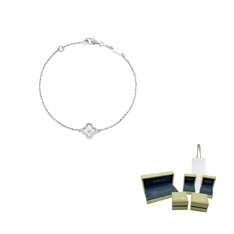 Van Cleef & Arpels Браслет 2010-х годов 18K белое золото Sweet Alhambra с бриллиантами
Van Cleef & Arpels Браслет 2010-х годов 18K белое золото Sweet Alhambra с бриллиантами