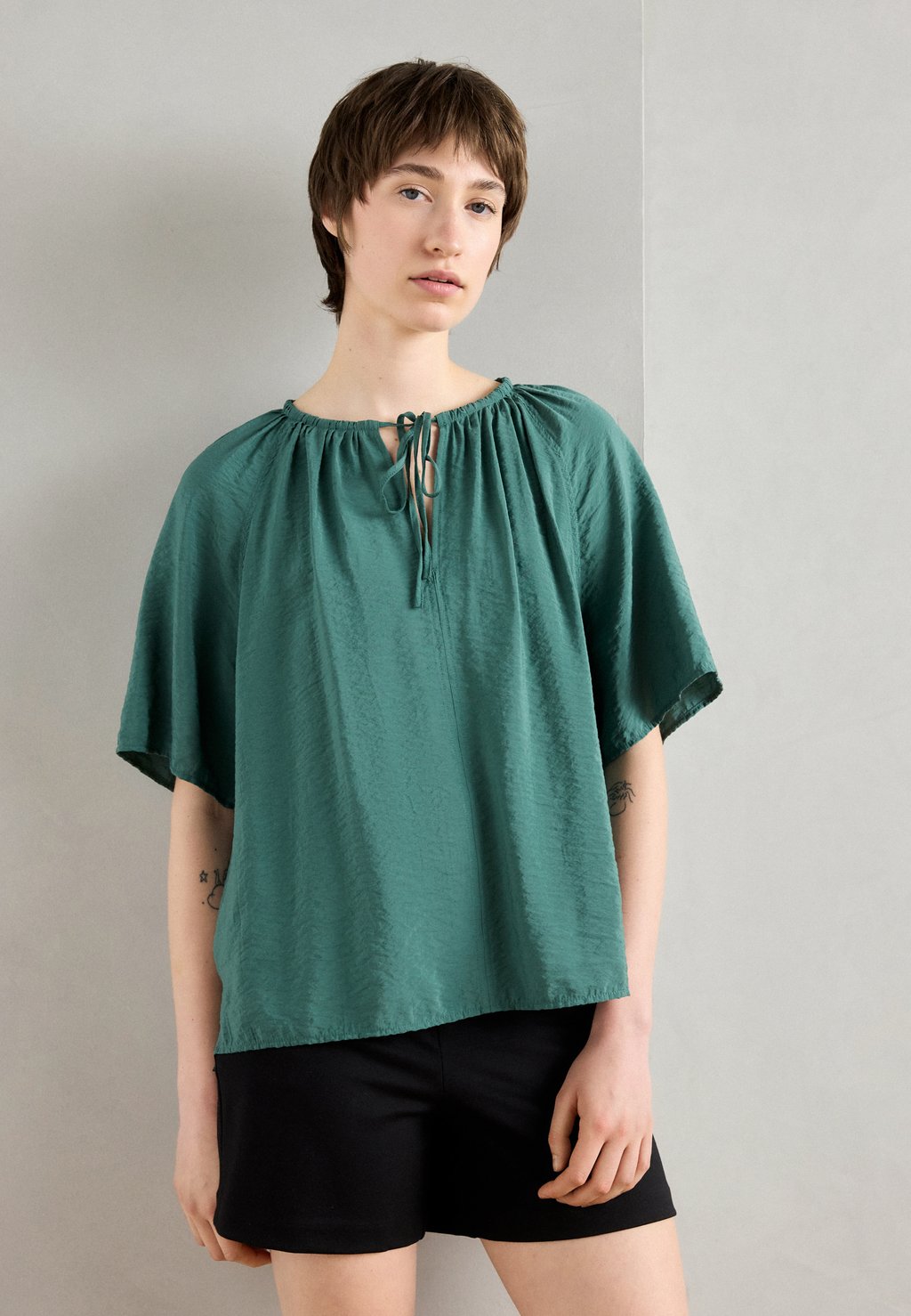 Блуза BLOUSE ROUND NECK WITH DRAWSTRING AND GATHERING SOLID Marc O'Polo, темно-зеленый
Блуза BLOUSE ROUND NECK WITH DRAWSTRING AND GATHERING SOLID Marc O'Polo, темно-зеленый