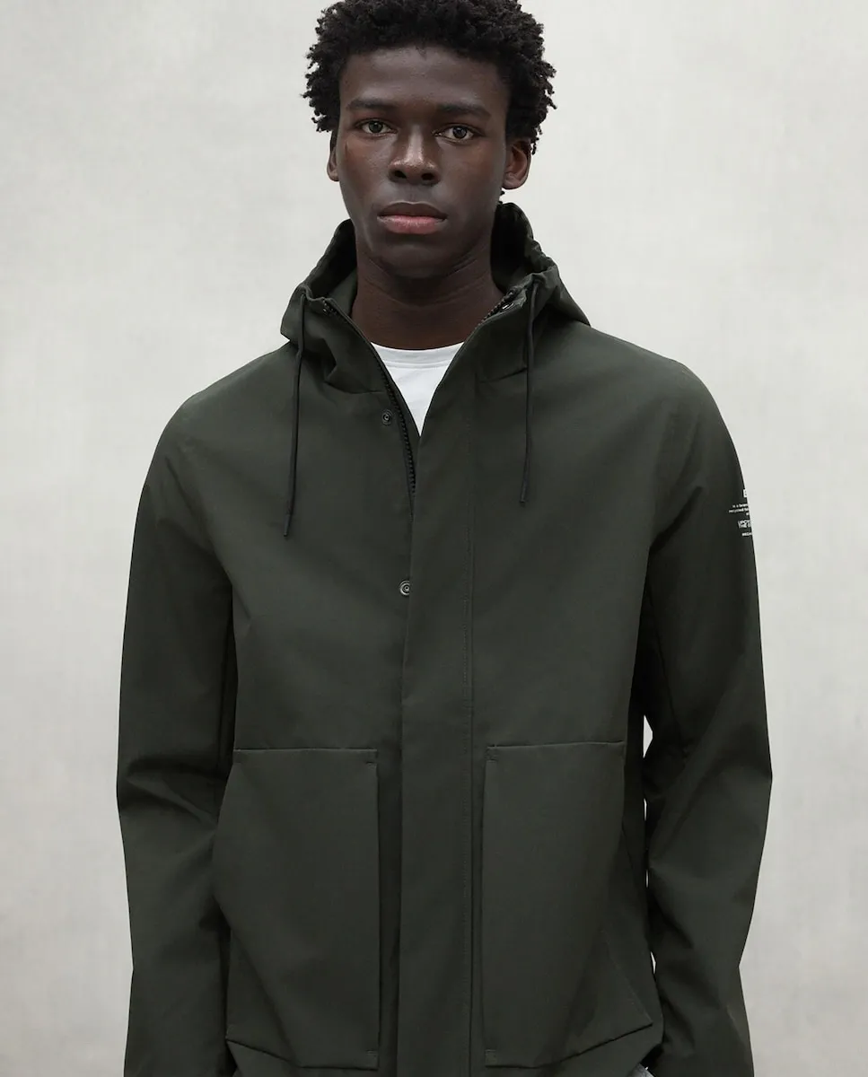 Мужская куртка с комбинированной застежкой и регулируемым капюшоном на шнурке Ecoalf, темно-зеленый
Мужская куртка с комбинированной застежкой и регулируемым капюшоном на шнурке Ecoalf, темно-зеленый