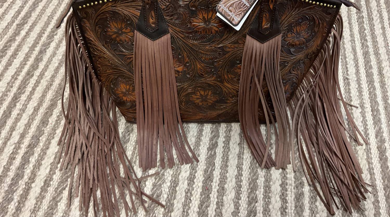 Женская кожаная сумка-портфель с тиснением в темно-коричневом цвете American Darling
Женская кожаная сумка-портфель с тиснением в темно-коричневом цвете American Darling