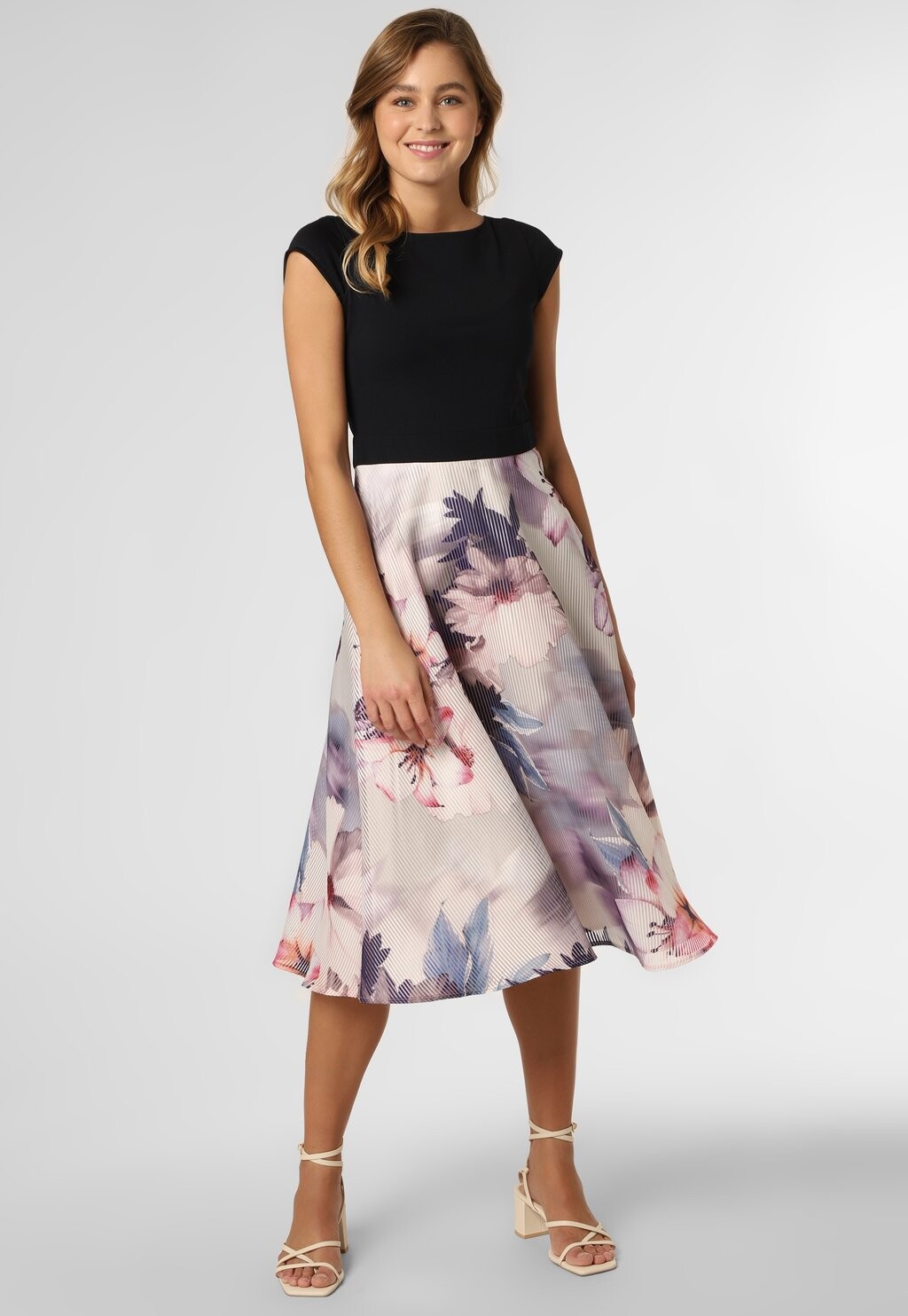 Летнее платье Swing, морская лила
Летнее платье Swing, морская лила