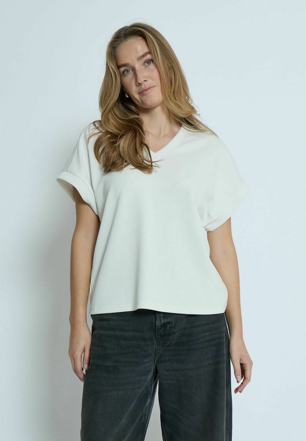 Базовая футболка V PEPPERCORN, белый
Базовая футболка V PEPPERCORN, белый