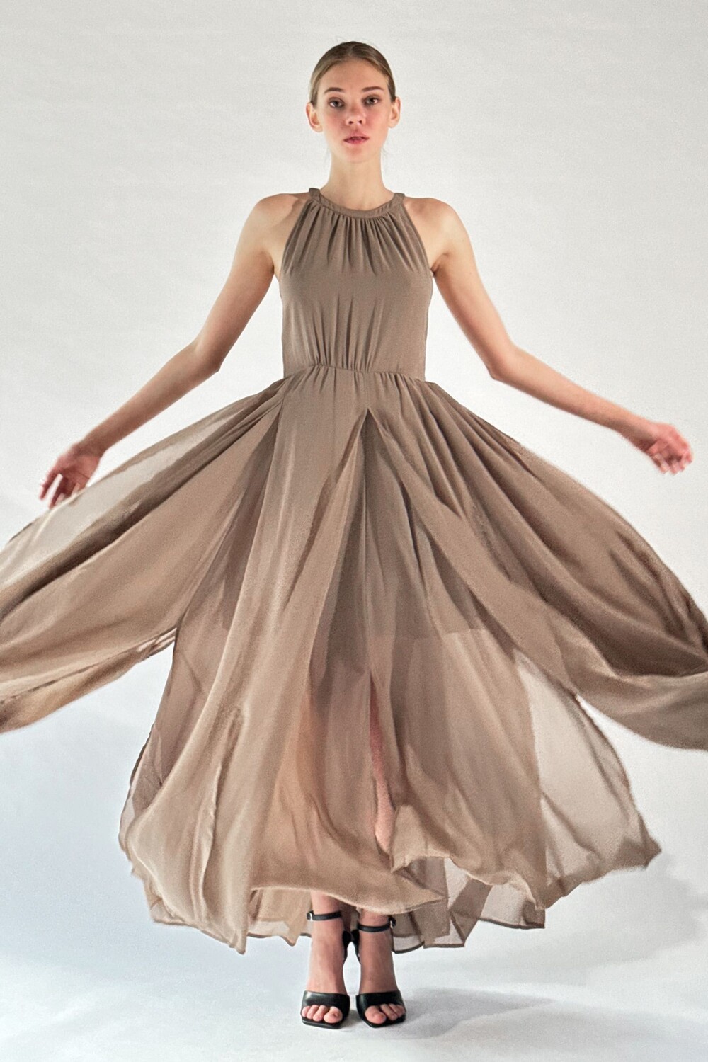 Вечернее платье макси с вырезом через шею и подолом в пол Religion, бежевый
Вечернее платье макси с вырезом через шею и подолом в пол Religion, бежевый