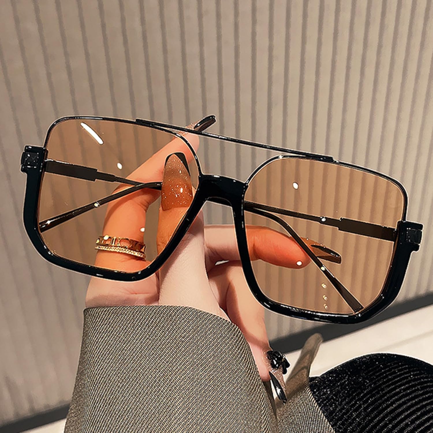 Солнцезащитные очки Bullabulling в стиле ретро с двойной перемычкой для женщин и мужчин. Модные солнцезащитные очки с плоской верхней частью квадратной формы, Black/Clear
Солнцезащитные очки Bullabulling в стиле ретро с двойной перемычкой для женщин и мужчин. Модные солнцезащитные очки с плоской верхней частью квадратной формы, Black/Clear