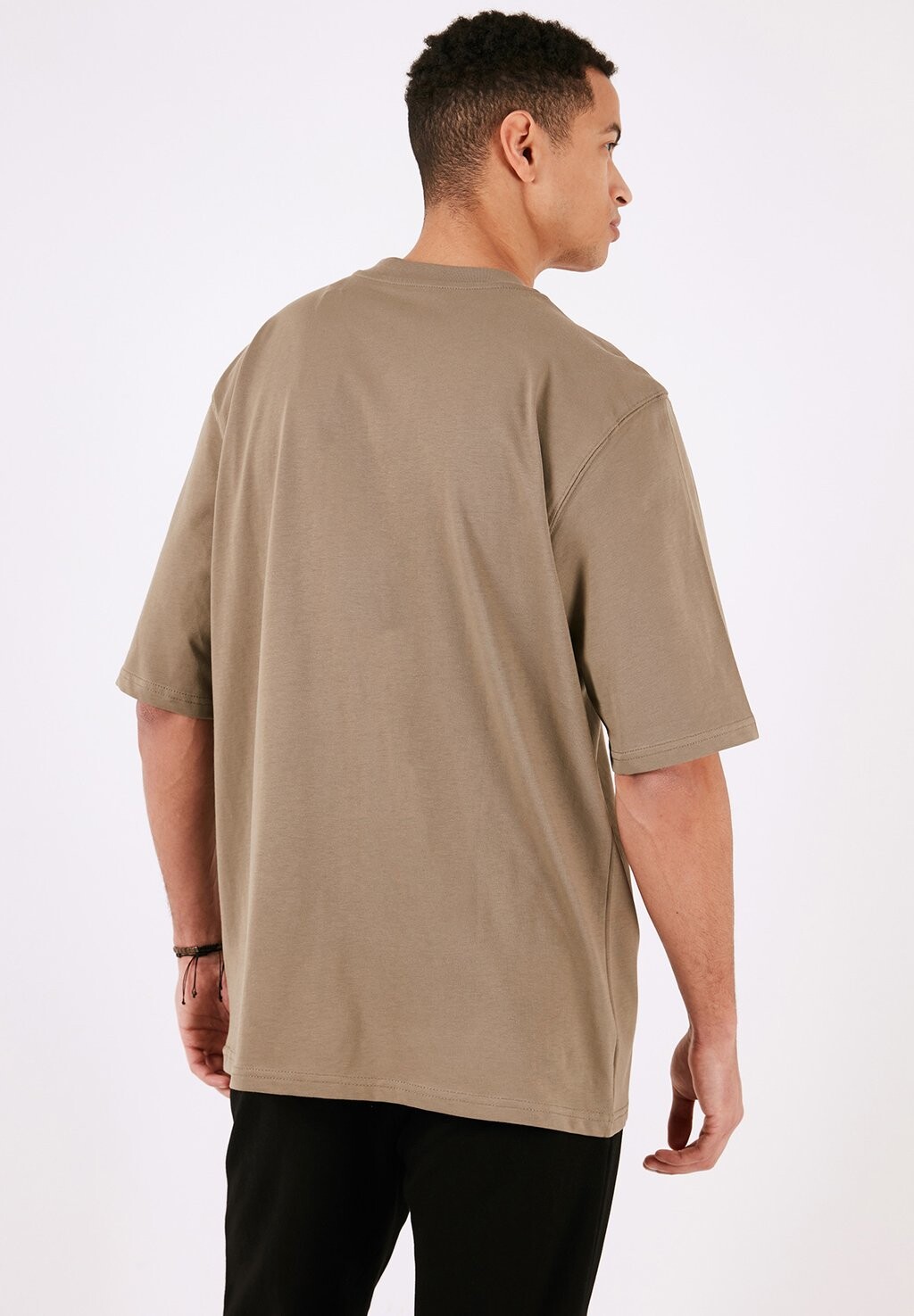 Базовая футболка LOOSE FIT Buratti, светло-коричневый
Базовая футболка LOOSE FIT Buratti, светло-коричневый