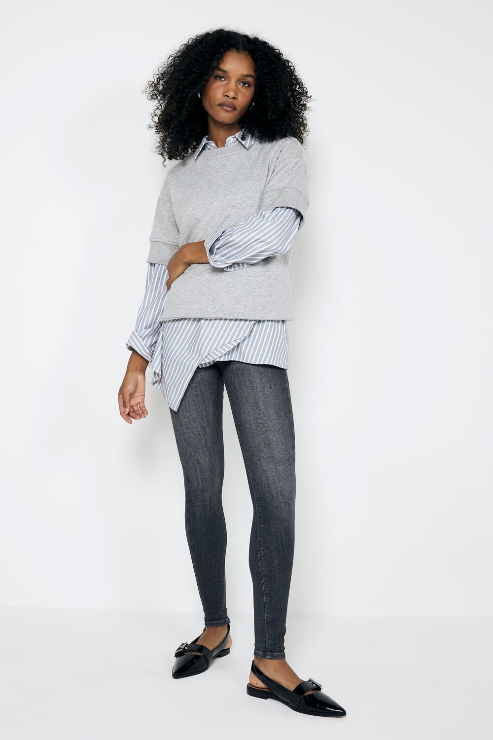 Узкие джинсы средней посадки с эффектом ягодиц River Island, серый 
Узкие джинсы средней посадки с эффектом ягодиц River Island, серый