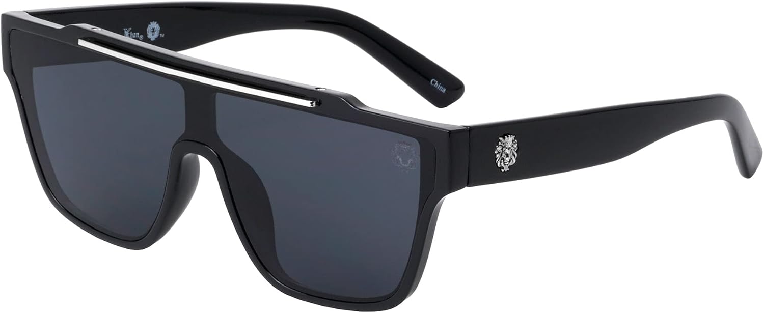 Kleo Legend - Солнцезащитные очки в стиле хип-хоп с плоской верхней частью и цельной оправой в форме щита, украшенные медальоном в виде головы льва сбоку. Прямоугольные, Black
Kleo Legend - Солнцезащитные очки в стиле хип-хоп с плоской верхней частью и цельной оправой в форме щита, украшенные медальоном в виде головы льва сбоку. Прямоугольные, Black