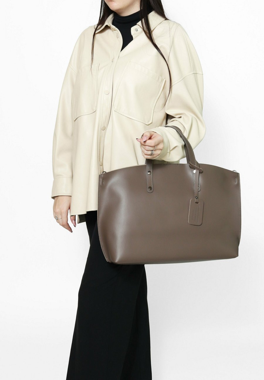 Сумка Chiara Ferretti SHOULDER, L Taupe Scuro/Taupe
Сумка Chiara Ferretti SHOULDER, L Taupe Scuro/Taupe